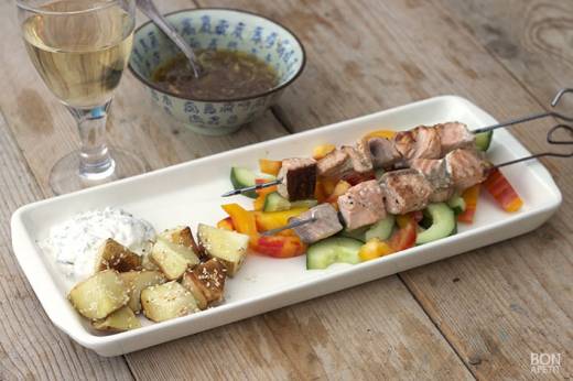 zalmspiesjes met gebakken sesam-aardappelen