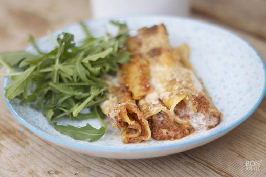 Cannelloni pasta gevuld met bolognesesaus