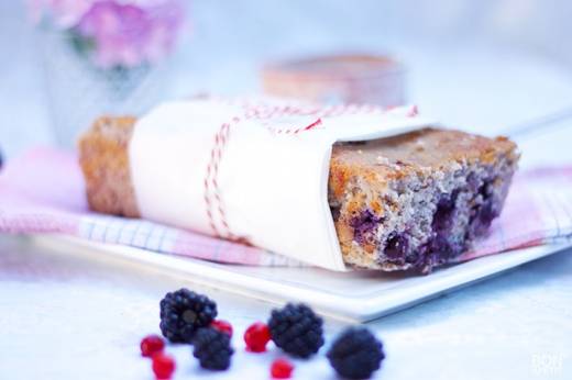 bananencake met bosvruchten