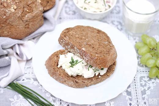fruitige kipsalade met boerenbrood