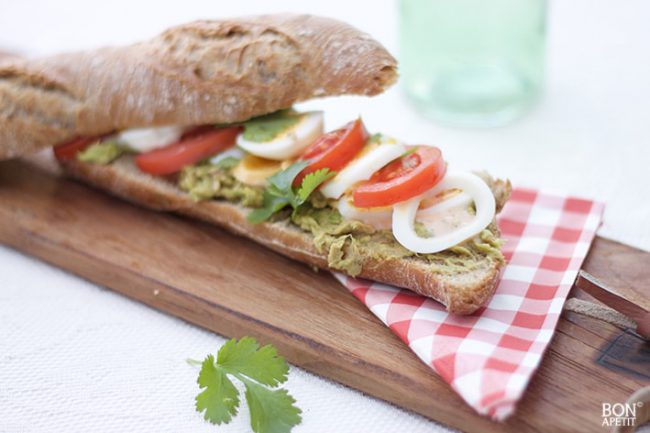 broodje_avocado_lig broodje met avocado en tonijn