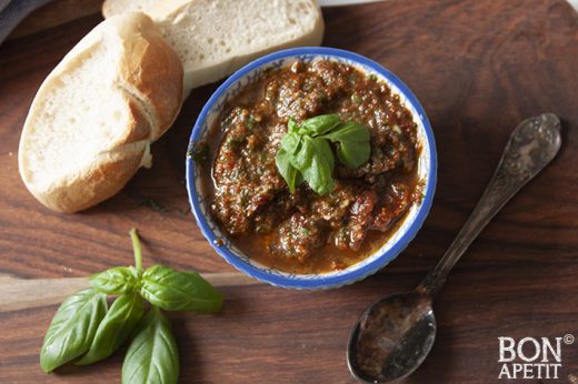 Rode pesto met zongedroogde tomaten in een kom
