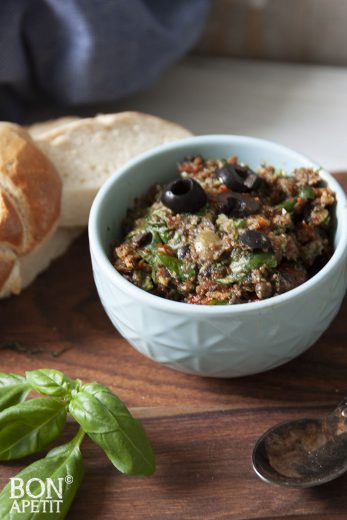 Zelfgemaakt tapenade met tomaten en ansjovis