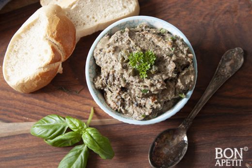Zelfgemaakt tapenade met tonijn en zwarte olijven