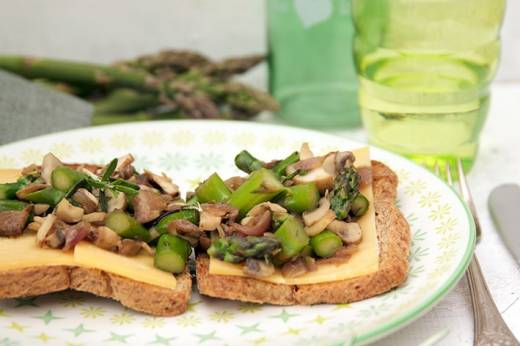 toast met champignons en asperges