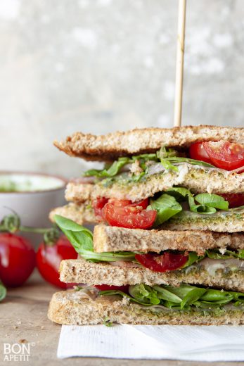sandwicht met pesto en parmaham