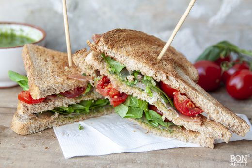 sandwicht met pesto en parmaham