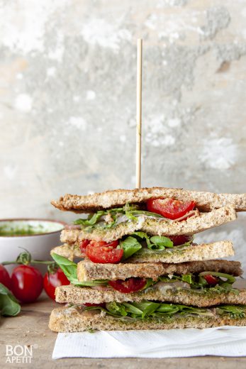 sandwicht met pesto en parmaham