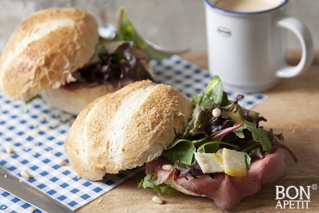 lekkere-broodjes-rosbief lekker lunch recept broodje rosbief met rucola, kaas en saus