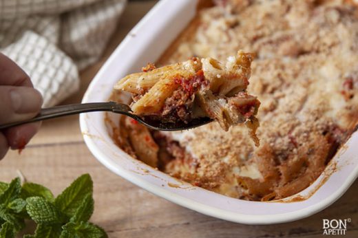 lepel met pastitsio pasta en gehakt