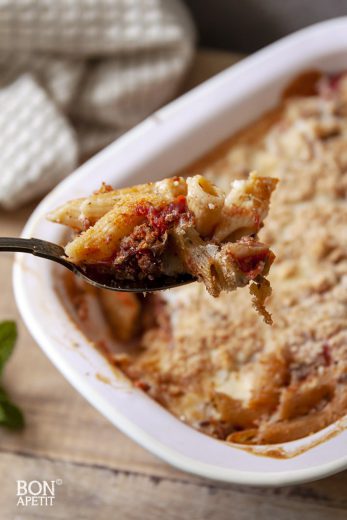 lepel met penne, gehakt en bechamelsaus
