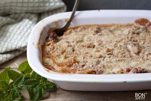 Griekse pastitsio met penne in witte ovenschaal