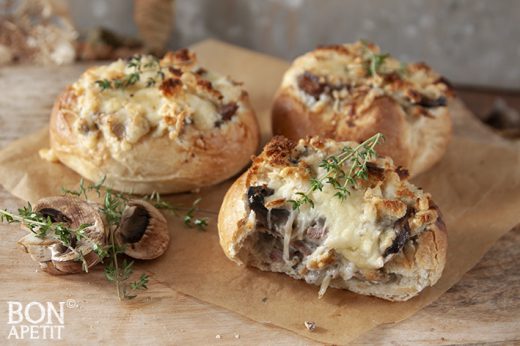 gevuld broodje met champignons
