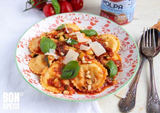 Ravioli met saus van zongedroogde tomaatjes