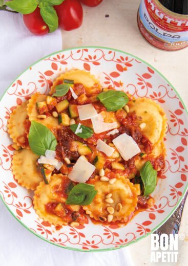 Ravioli met saus van zongedroogde tomaatjes