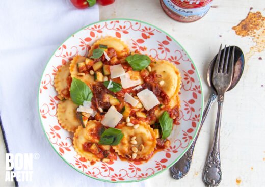 Ravioli met saus van zongedroogde tomaatjes