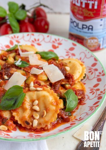 Ravioli met saus van zongedroogde tomaatjes
